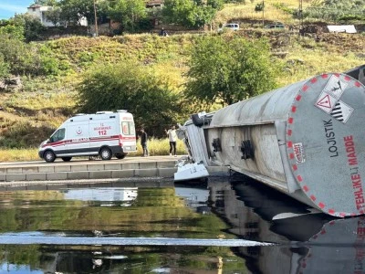 Petrol yüklü tanker devrildi