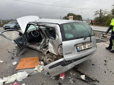 Polis aracı ile otomobil çarpıştı: 3 yaralı