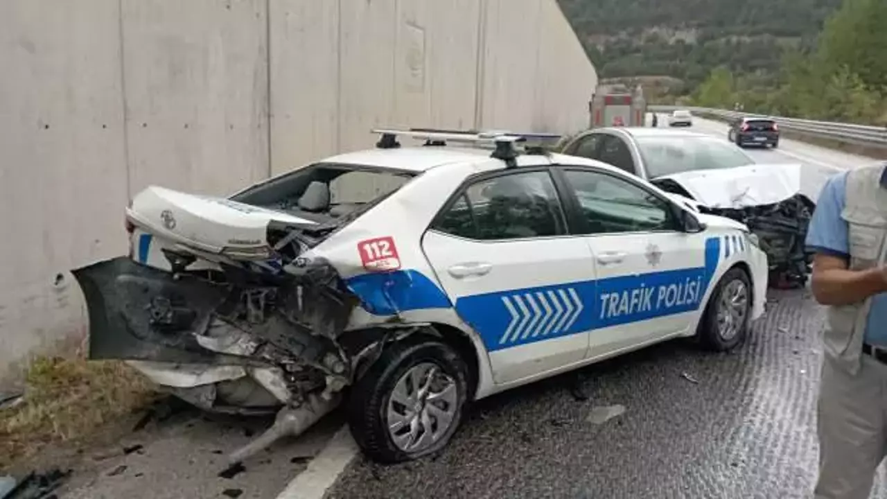 Polis aracına otomobil çarptı: 2’si polis 8 yaralı