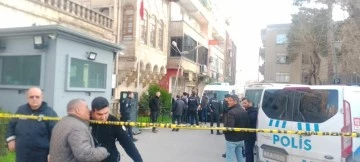 Polis karakolunun önünde dehşet saçtı: Boşanma aşamasında olduğu eşini öldürülüp, kendini vurdu