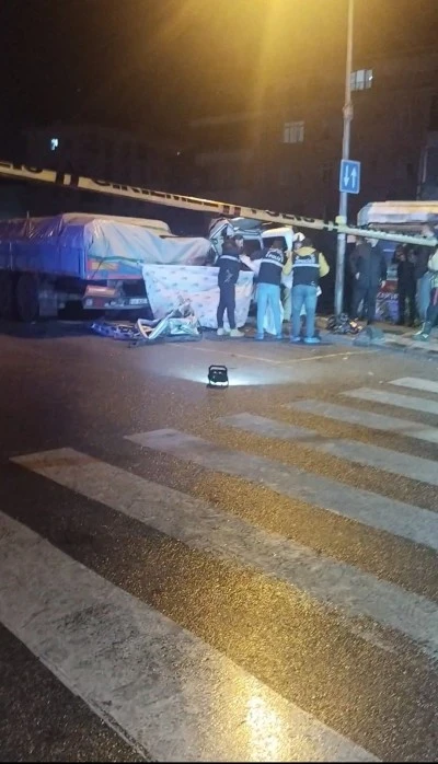 Polisten kaçan araç tıra çarptı: 1 ölü, 1 yaralı