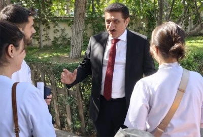 Rektör Akman, kampüs gezisinde öğrencilerle bir araya geldi