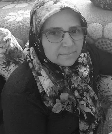 Rezillik! Anne Başıboş köpeklerden kaçarken araba çarptı!