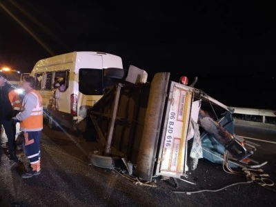 Römorklu minibüs devrildi: 3 yaralı