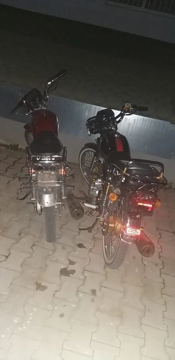 Ruhsatsız motosikletlerle yarış yaparken yakalandılar