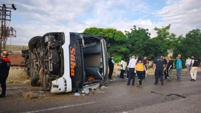 Sabahın İlk Saatlerinde Can Pazarı! Yolcu Otob&uuml;s&uuml; Devrildi: 1 &Ouml;l&uuml;, 3&rsquo;&uuml; Ağır 40 Yaralı