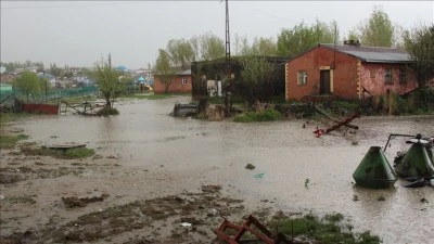 Sağanak ve dolu nedeniyle taşkın meydana geldi
