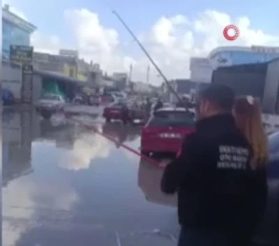 Sağanak Yağış Sokakları Göle Çevirdi: Vatandaşlar Olta Attı
