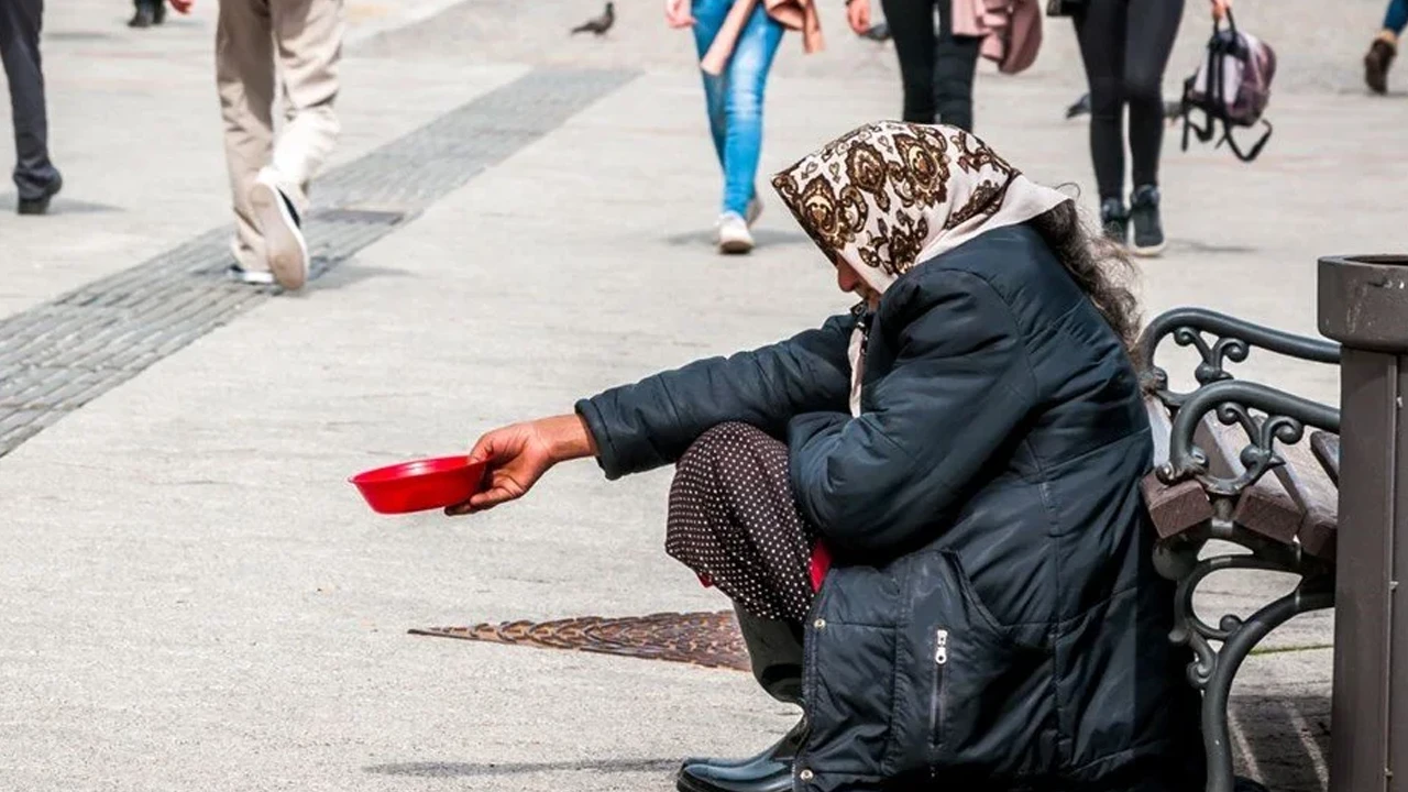 Sakarya'da dilencinin &uuml;zerinden 320 bin lira değerinde altın &ccedil;ıktı