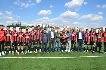 Şampiyon olan Elbeylispor kupasını aldı