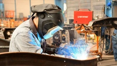 Sanayi üretimi yıllık % 3,3 arttı 
