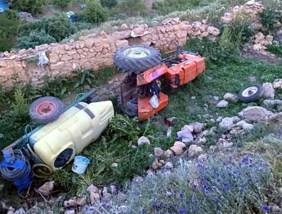 Şarampole devrilen traktörün sürücüsü öldü