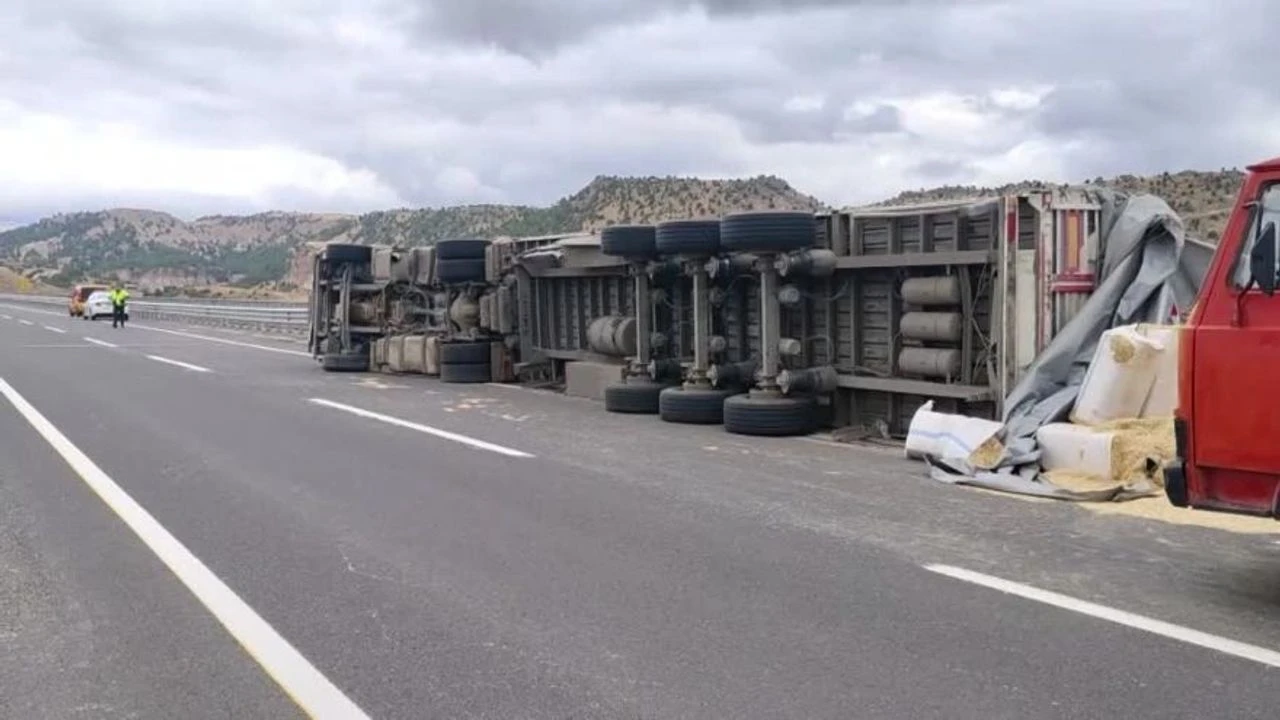 Sarıkamış’ta saman yüklü tır devrildi: 1 yaralı