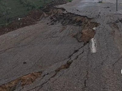 Şenlik&ccedil;e k&ouml;y yolunda &ccedil;&ouml;kme meydana geldi