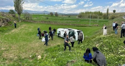 Servis devrildi: 15 yaralı