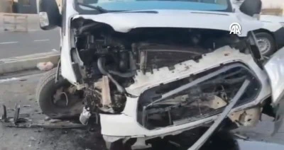 Servis minibüsü ile hafif ticari araç çarpıştı: 19 kişi yaralandı