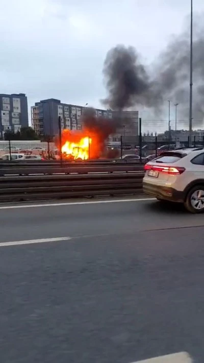 Seyir halindeki iş makinesi yandı: Trafik dronla görüntülendi