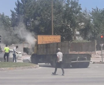 Seyir halindeki kamyon alev aldı