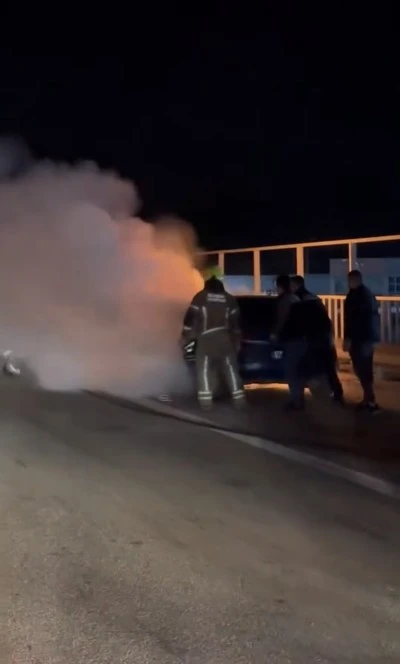 Seyir halindeki otomobil alev alev yandı