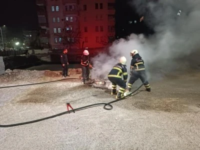 Seyir halindeki otomobil alev alev yandı
