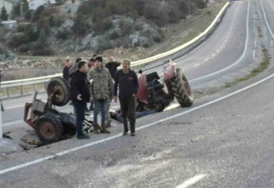 Seyir halindeki traktör ikiye bölündü: 1 ölü, 1 yaralı
