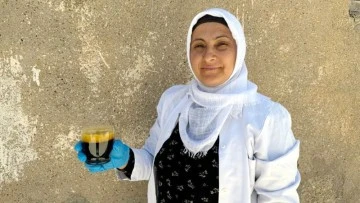 Sıcak havalarda soğuk meyan şerbeti satarak geçimini sağlıyor