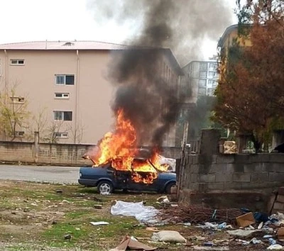Siirt'te otomobilin kundaklanma anları güvenlik kameralarına yansıdı
