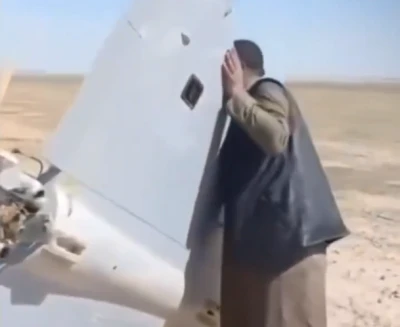 Siviller d&uuml;şen İran İHA&rsquo;sını araca y&uuml;kleyip g&ouml;t&uuml;rd&uuml;