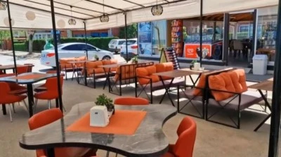 Siz Hiç Çay İçtiğiniz Kafede Gerçek Traktör Sürdünüz mü?