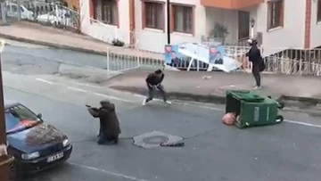 Sokak ortasındaki silahlı ve bıçaklı kavga