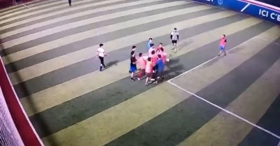 Stres Atmak İ&ccedil;in Girdikleri Halı Sahada Birbirlerine Girdiler