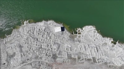 Su seviyesi düşen barajda eski köy gün yüzüne çıktı