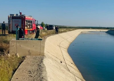 Sulama kanalı düşen çocuğu annesi kurtardı