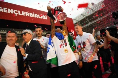  Süper Lig'e yükselen Gençlerbirliği kupasını aldı