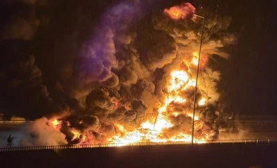 TAG Otoyolu'nda bebek bezi y&uuml;kl&uuml; tır alev alev yandı