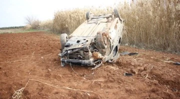 Takla atan araç tarlaya uçtu