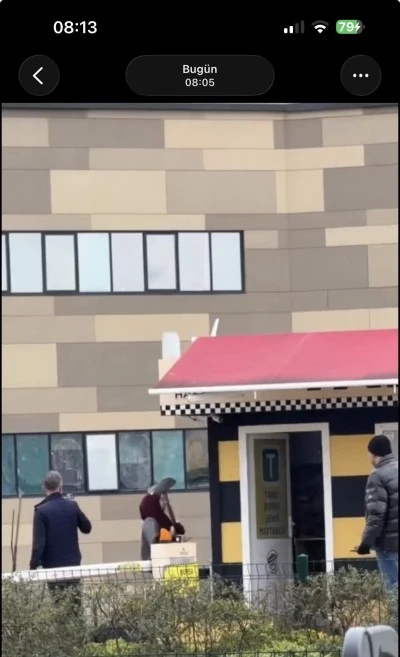 Taksi bulamayınca durağı b&ouml;yle dağıttı, g&ouml;renler şoka girdi