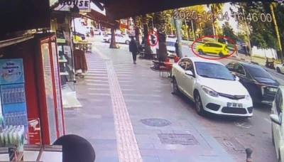 Taksiyle çarpışan motosikletli iki genç yaralandı kameraya yakalandı