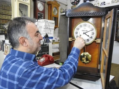 Tarihe tanıklık etmiş saatleri 10 metrekarelik dükkanında tamir ediyor