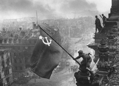 Tarihte Bug&uuml;n: Berlin D&uuml;şt&uuml;!