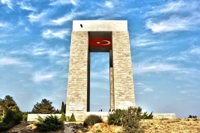 Tarihte Bug&uuml;n: &Ccedil;anakkale Şehitleri Anıtı A&ccedil;ıldı