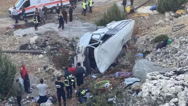 Tarım işçilerini taşıyan minibüs şarampole yuvarlandı: 5 ölü, 14 yaralı