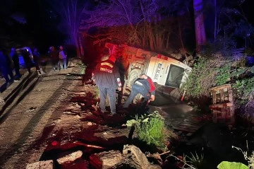 Tarım işçilerini taşıyan minibüs su kanalına devrildi: 6 yaralı