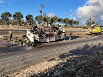 Tarım işçilerini taşıyan servis midibüsü devrildi: 25 yaralı