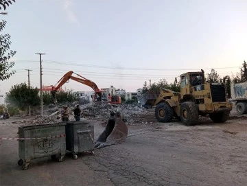 Tehlike arz eden eski zeytinyağı fabrikası yıkıldı
