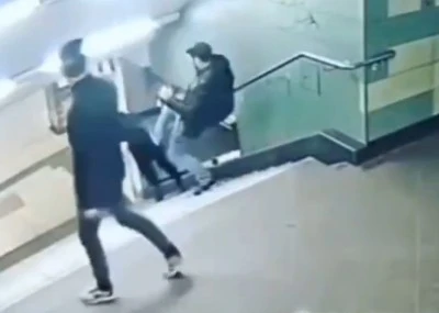 Tek başına yürüyen kadını Merdivenlerden aşağı tekmeledi!