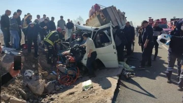 Tekeri patlayan kamyonette can pazarı: 6 yaralı