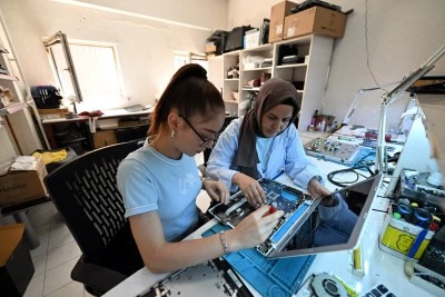 Teknolojiye Kadın Eli: Stajyerlere Bilgisayar Tamirinin İnceliklerini Öğretiyor