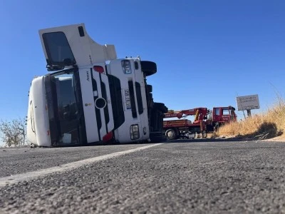 Tekstil hammaddesi yüklü tır devrildi: D-400 bir süre kapandı