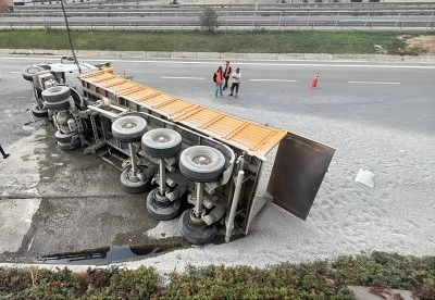 TEM Otoyolu'nda mıcır yüklü kamyon devrildi: 1 yaralı